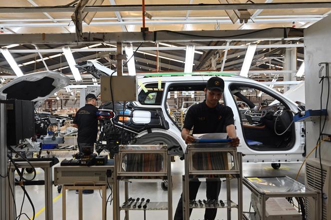 Sur une ligne de production BMW à Jakarta, en juin 2023.