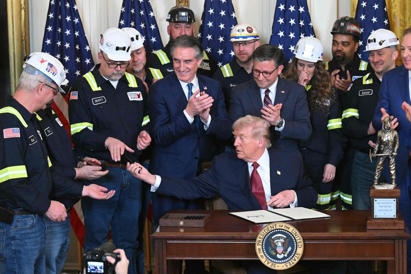 Donald Trump défend un « charbon propre et beau »