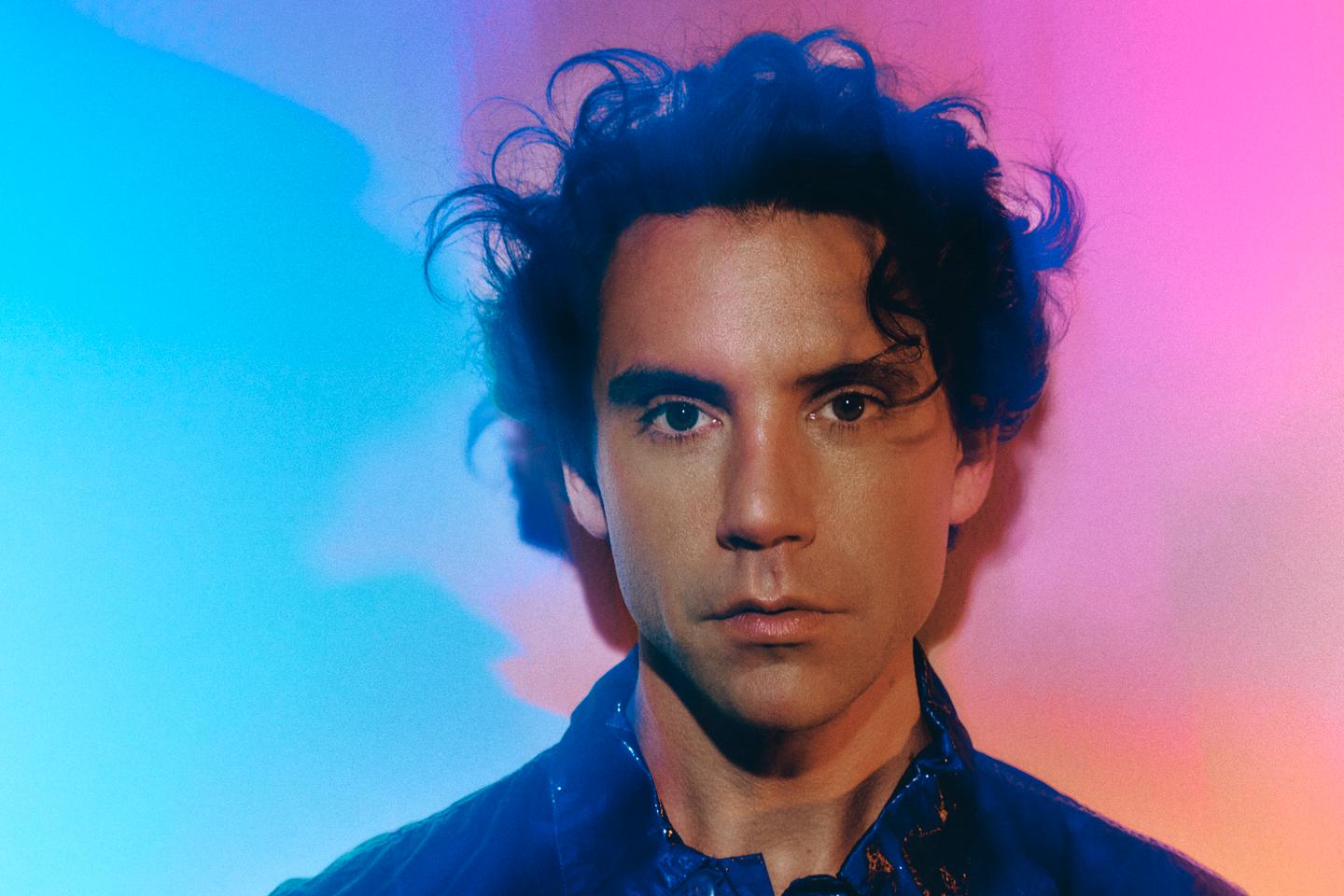 Mika ouvre les portes de sa villa en Toscane : « J’ai une mentalité de survivant, d’immigrant. Jetez-nous n’importe où, on y fera jaillir de la poésie »