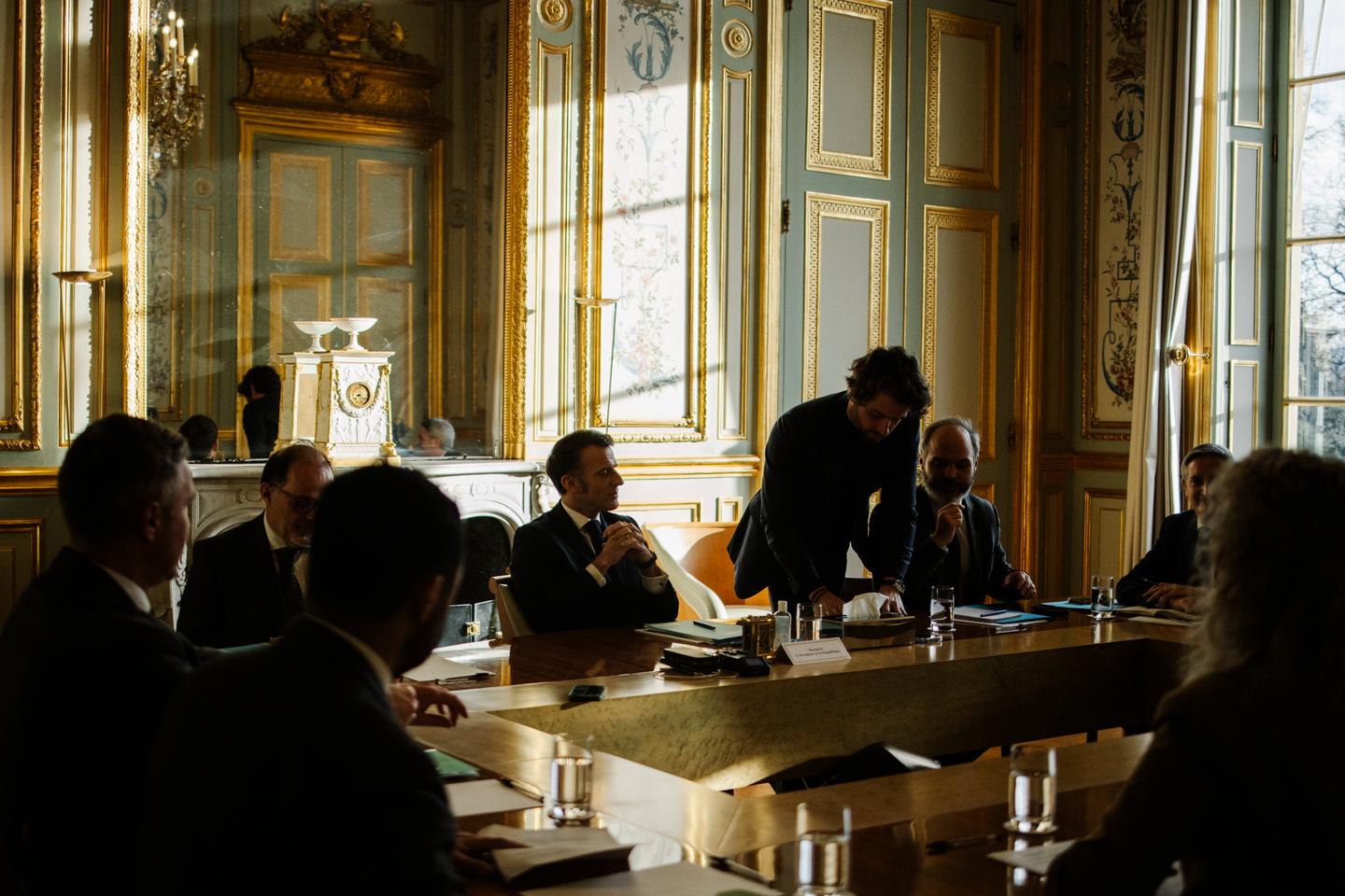 Emmanuel Macron, en nommant des proches à des postes-clés, est accusé de fragiliser les institutions