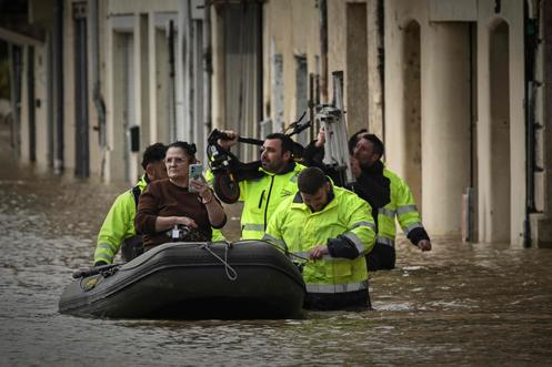 Evacuation d’une habitante de son domicile à La Réole (Gironde), le 12 février 2026.