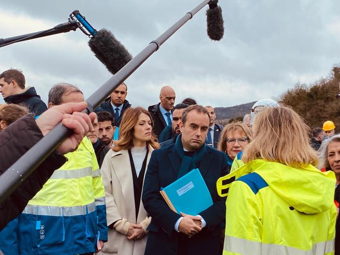 Le premier ministre, Sébastien Lecornu, lors d’une visite du barrage hydroélectrique de Saut-Mortier (Jura), le 12 février 2026.