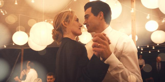 Sarah Pidgeon (Carolyn Bessette Kennedy) et Paul Kelly (John F. Kennedy) dans la série «&nbsp;Love Story&nbsp;: John Kennedy & Carolyn Bessette&nbsp;», créée par Connor Hines.