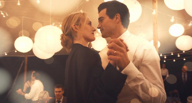 Sarah Pidgeon (Carolyn Bessette Kennedy) et Paul Kelly (John F. Kennedy) dans la série « Love Story : John Kennedy & Carolyn Bessette », créée par Connor Hines.