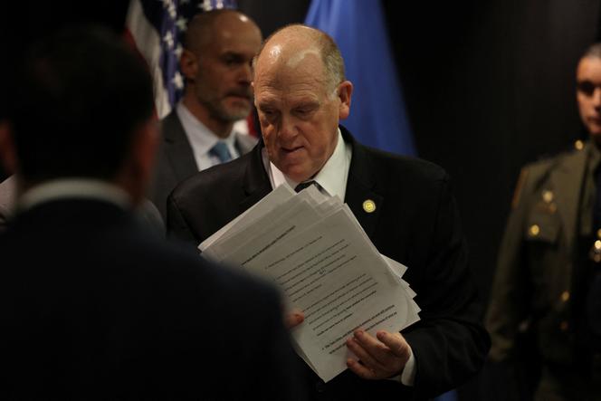 L’émissaire envoyé par Donald Trump, Tom Homan, après une conférence de presse, à Minneapolis, le 12 février 2026.