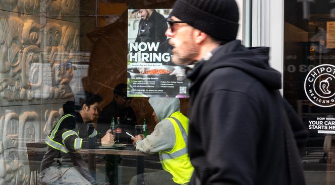 Une affiche «&nbsp;On recrute&nbsp;» dans un commerce, dans le quartier de Manhattan, à New York, le 9&nbsp;janvier&nbsp;2026.