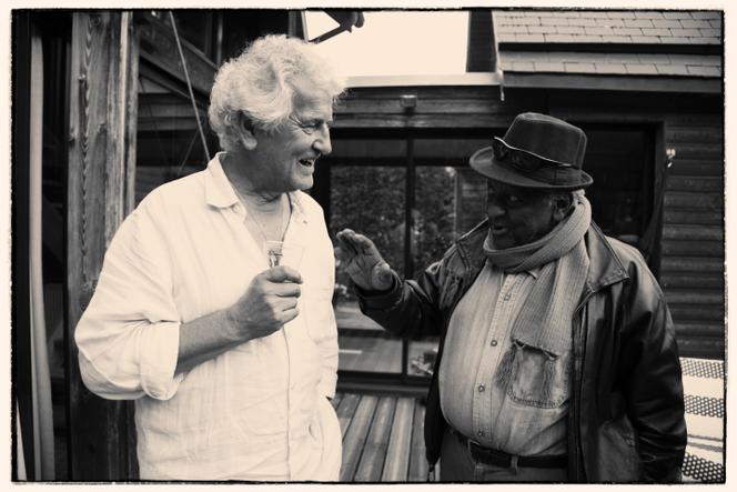 Francis Falceto, chez lui, à Heudreville-sur-Eure (Eure), avec le chanteur éthiopien Girma Bèyènè, en décembre 2016.