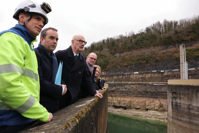 Le premier ministre, Sébastien Lecornu et le ministre de l’économie, Roland Lescure, au barrage de Vouglans (Jura), le 12&nbsp;février&nbsp;2026. 