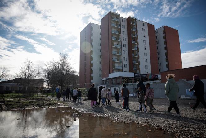 Des enfants passent devant un immeuble innocupé du quartier populaire de Cantepau, à Albi, le 4&nbsp;février 2026.