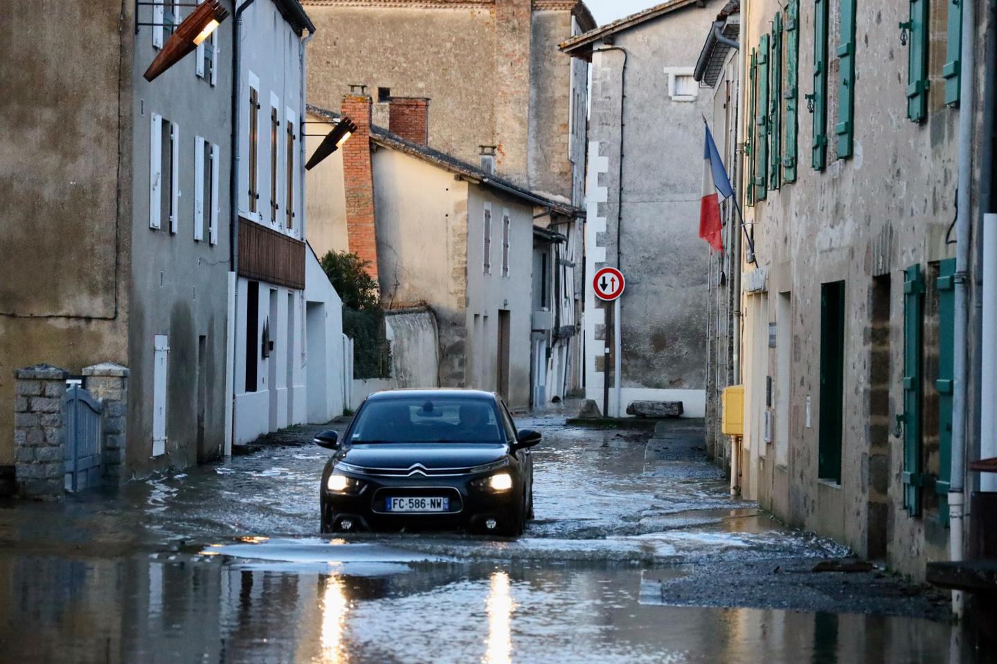 Storm Nils kills three in France and Spain
