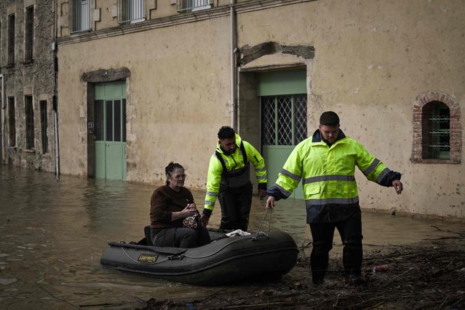 Les services d’urgence évacuent en bateau pneumatique une habitante de son domicile à La Réole (Gironde), le 12&nbsp;février 2026, alors que la tempête Nils provoque des inondations exceptionnelles le long de la Garonne.