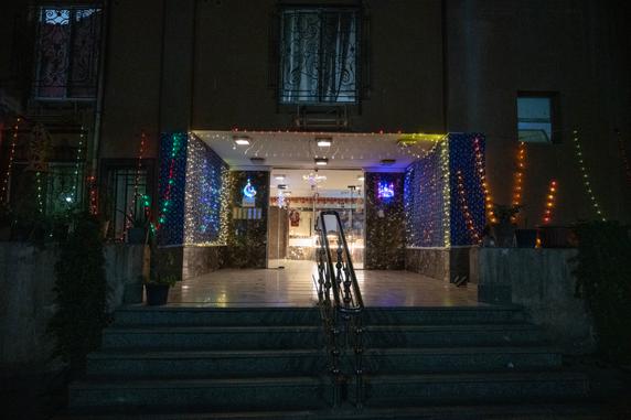 Décoration du ramadan à l’entrée de l’immeuble où habite Rawan Joudeh, 35 ans, chez sa sœur, à Nasr City, au Caire (Egypte), le 11 février 2026.