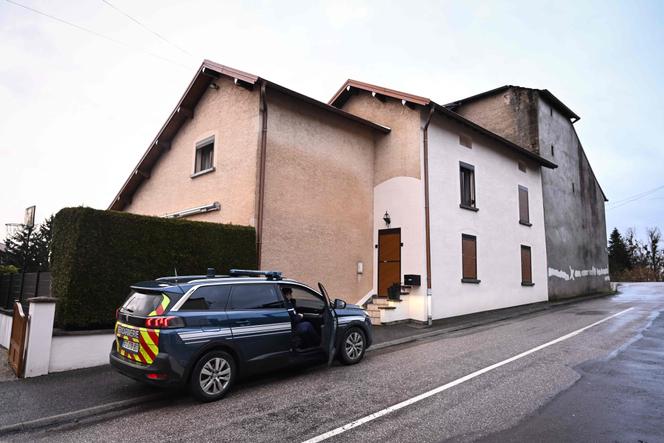 Des gendarmes devant la maison où les corps de deux nourrissons ont été découverts dans un congélateur à Aillevillers-et-Lyaumont, dans l’est de la France, le 12&nbsp;février 2026.