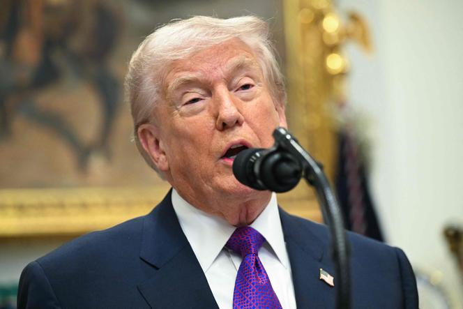 Donald Trump annonçant, jeudi 12 février, l’abrogation du texte servant de fondement à la lutte contre les émissions de gaz à effet de serre aux Etats-Unis.