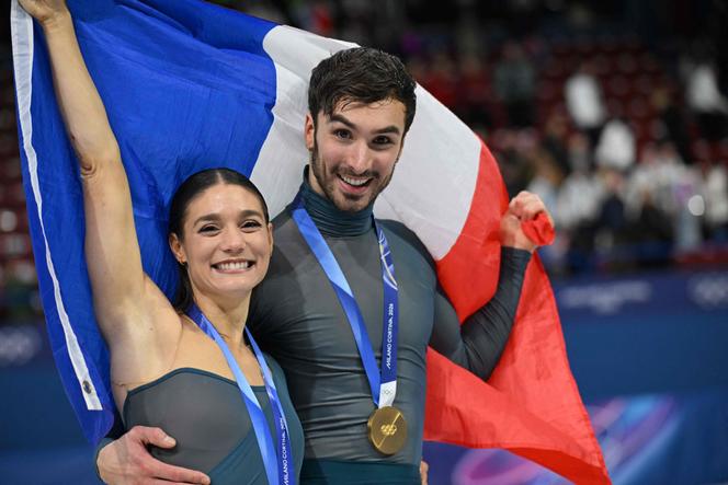 Laurence Fournier Beaudry et Guillaume Cizeron après avoir remporté la médaille d’or olympique en danse sur glace, sur la patinoire de Milan, le 11&nbsp;février 2026.