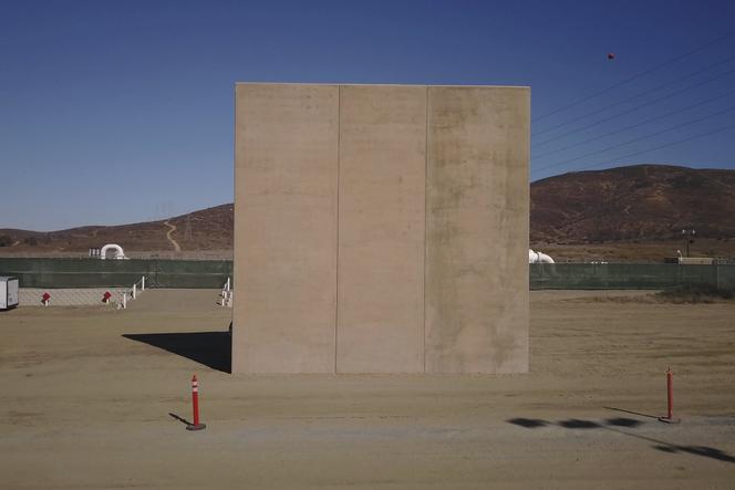 Prototype de mur frontalier présenté par Fisher Sand & Gravel, à San Diego (Californie), le 26 octobre 2017. 