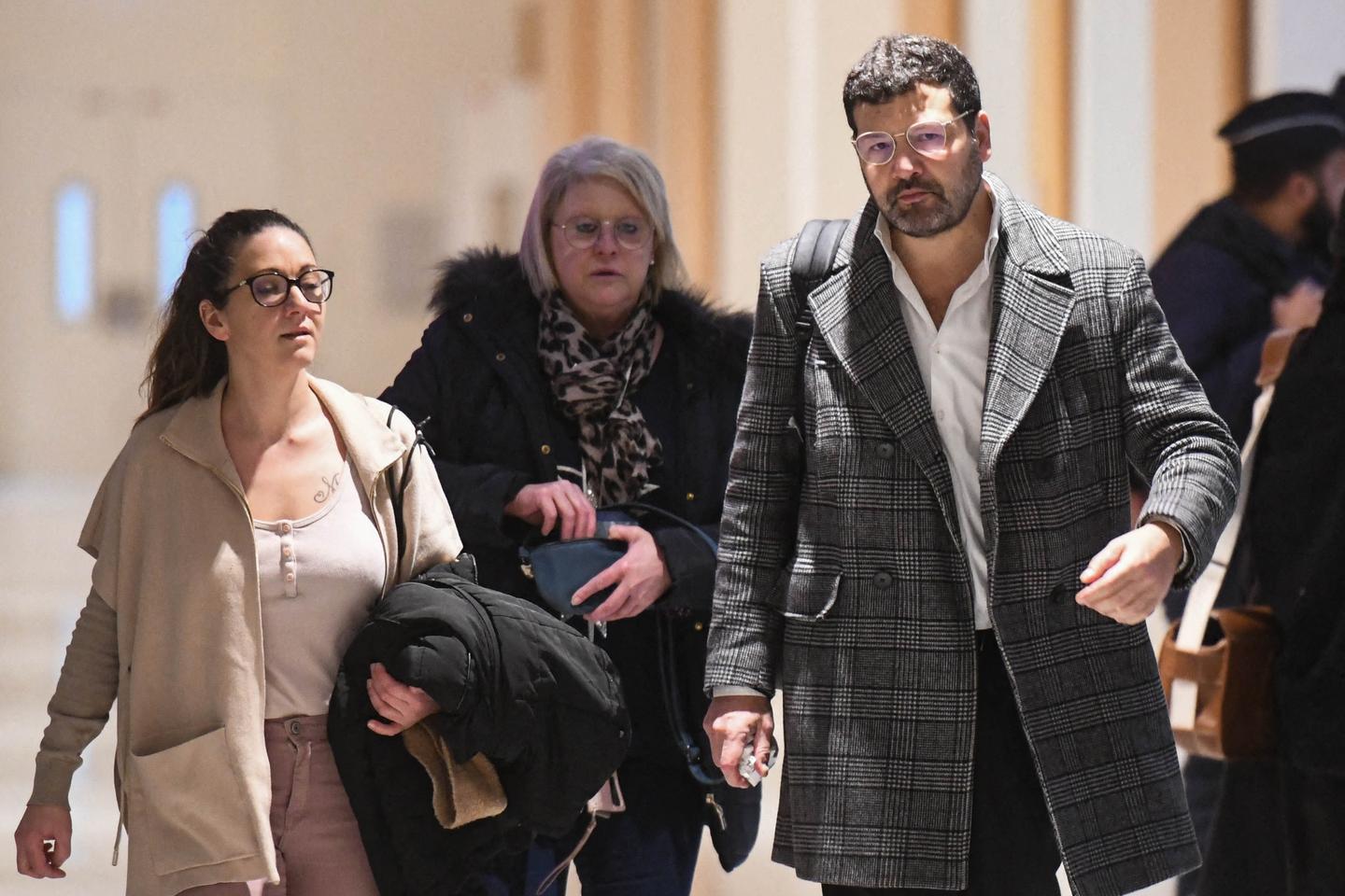 Procès des violences contre des « gilets jaunes » dans un Burger King : le parquet regrette l’absence de « remise en question » des neuf CRS et requiert de six à vingt mois de prison avec sursis