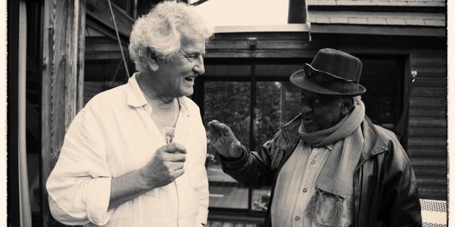 Francis Falceto, chez lui, à Heudreville-sur-Eure (Eure), avec le chanteur éthiopien Girma Bèyènè, en décembre&nbsp;2016.