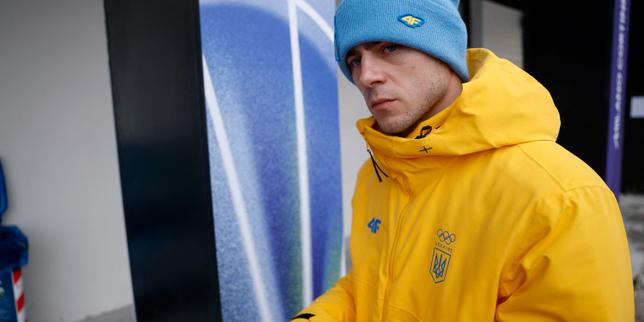 Atleta dello skeleton ucraino disqualificato per rifiutare di togliere il casco in onore di compagni uccisi in guerra