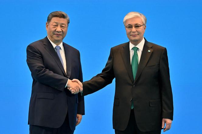 Sur cette photo prise et diffusée par le service de presse présidentiel du Kazakhstan, le président kazakh Kassym-Jomart Tokaïev serre la main du président chinois Xi Jinping lors du sommet Chine-Asie centrale à Astana, le 17&nbsp;juin 2025.