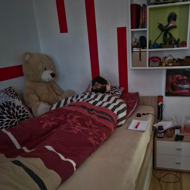 Samuel dans son lit, quand il était affecté par les symptômes du syndrome de fatigue chronique