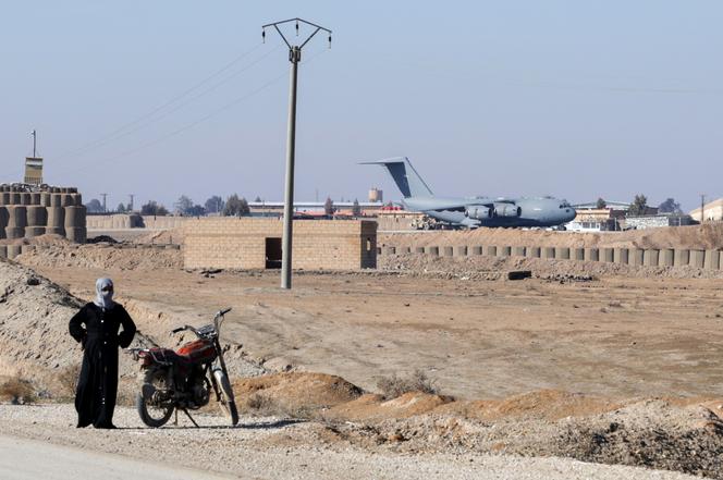 Un avion-cargo américain effectue des opérations de chargement à la base aérienne d’Al-Chaddadeh, près d’Hassaké (Syrie), le 26&nbsp;janvier&nbsp;2026.