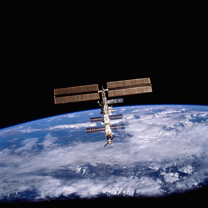 La Station spatiale internationale, photographiée par l’un des membres d’équipage de la mission STS-105, depuis la navette spatiale Discovery, le 20 août 2001.