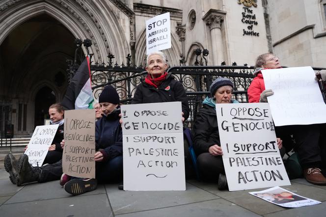 Manifestantes apoiando o grupo Ação Palestina, em frente ao Supremo Tribunal, em Londres, 13 de fevereiro de 2026.