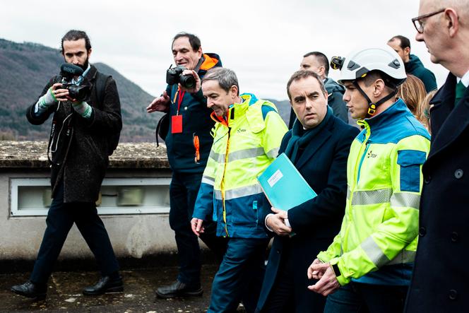 Le premier ministre, Sébastien Lecornu, lors d’une visite sur le barrage de Vouglans, à la centrale de Saut-Mortier et à Lect (Jura), le 12 février 2026 .
