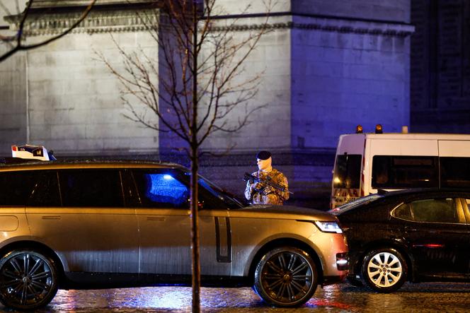 Un agent des forces de l’ordre monte la garde tandis que la police établit un cordon de sécurité, près de l’Arc de Triomphe, à Paris, le 13 février 2026. 