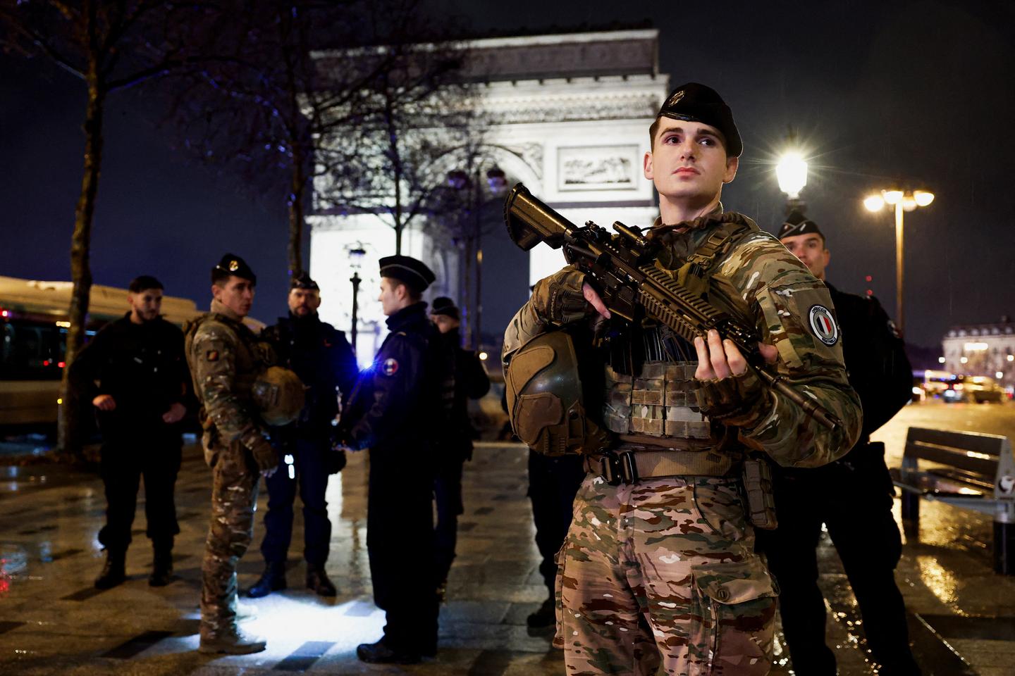 L’attaque au couteau de l’Arc de Triomphe illustre la difficulté du suivi des radicalisés sortis de détention