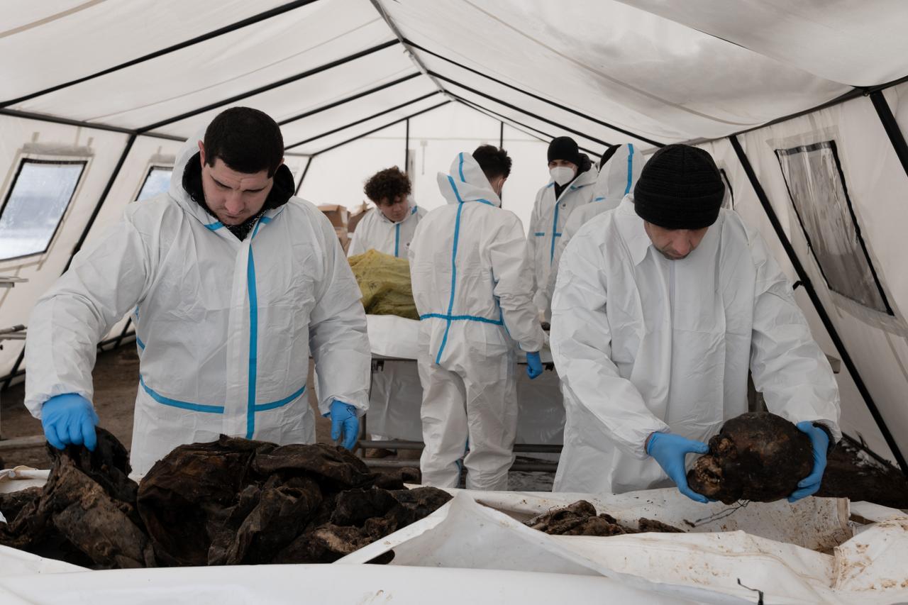 Lors des identifications des corps de soldats ukrainiens rapatriés de Russie et des territoires occupés, à Odessa, dans le sud de l’Ukraine, le 8 février 2026.