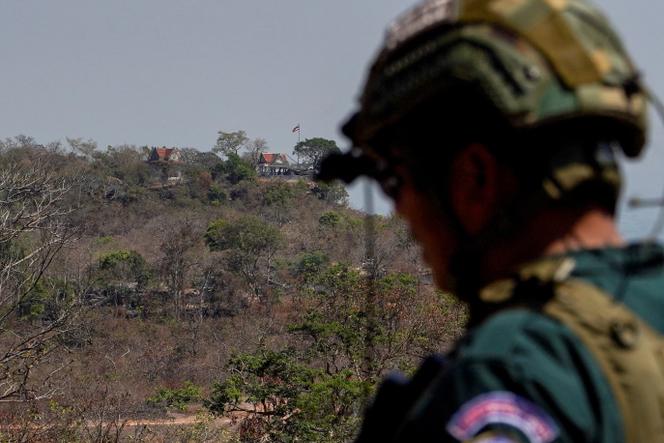Un drapeau thaïlandais flottant du côté de la province de Sisaket, au nord-est de la Thaïlande, vu depuis le temple de Preah Vihear, dans la province cambodgienne de Preah Vihear, le 12 février 2026.