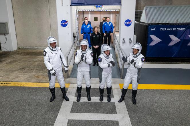 Les membres de l’équipage Crew-12 saluent leurs familles et leurs amis avant de se rendre au Space Launch Complex 40 situé à proximité, à la base spatiale de Cap Canaveral (Floride), aux Etats-Unis, le 13 février 2026.