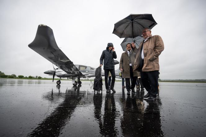Un médecin attérit à l’aérodrome de Nevers, accueilli par le directeur du centre hospitalier de Nevers agglomération et le maire Denis Thuriot, dans le cadre de l’opération «&nbsp;flying doctors&nbsp;», solution trouvée par le maire de Nevers pour faire face à la pénurie de médecins. Le 2&nbsp;mai&nbsp;2024.