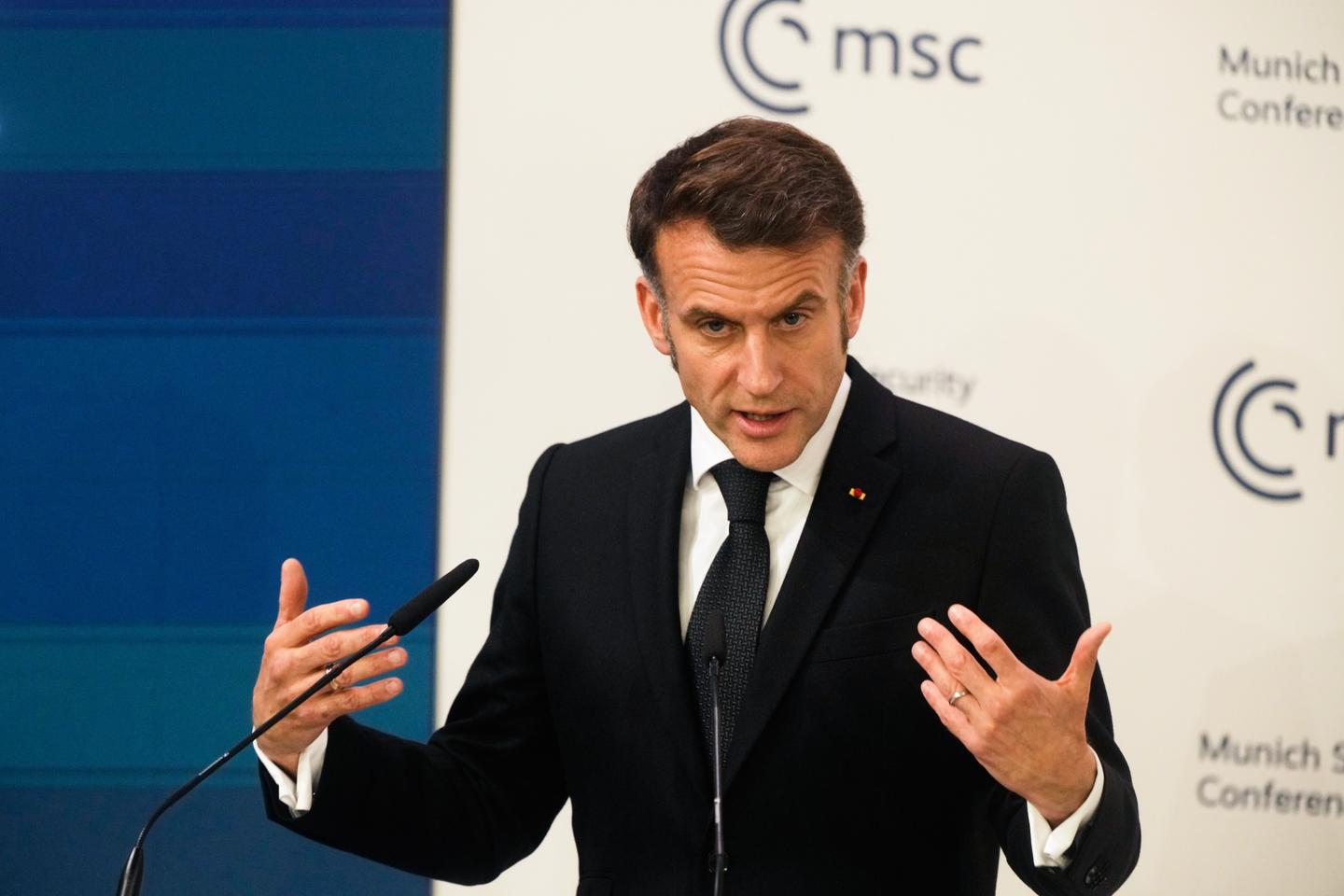 « Nous sommes trop timides » : Emmanuel Macron appelle les Européens « à croire » en eux, depuis Munich, un an après les attaques de J.D. Vance