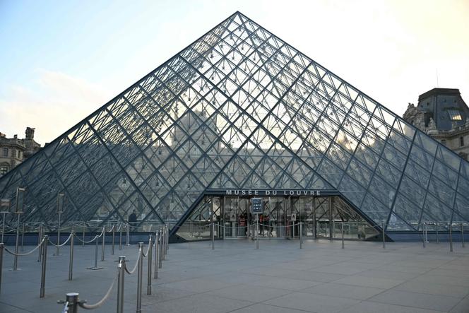 Cette photographie montre le musée du Louvre fermé, le 15&nbsp;décembre 2025&nbsp;à Paris.