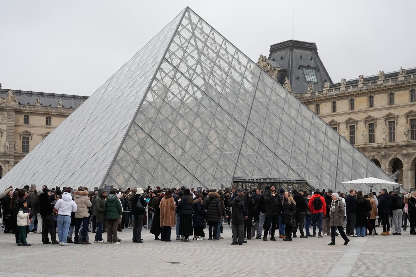 Au Musée du Louvre, touché par une inondation, les avaries s’accumulent