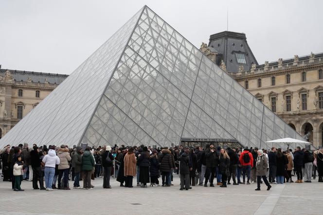 Des visiteurs font la queue devant le Musée du Louvre, à Paris, le 13 février 2026.
