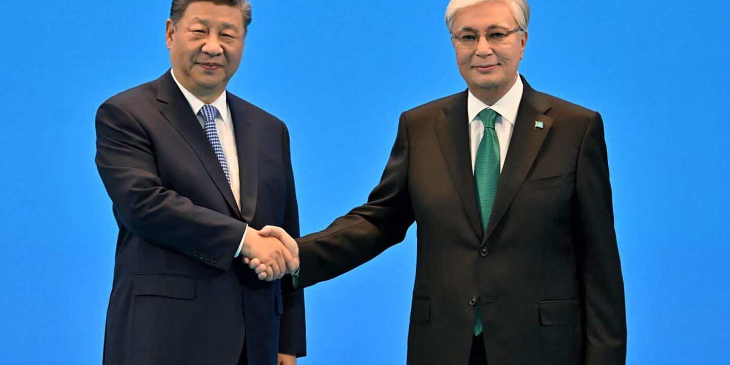Kazakhstan : Des manifestants risquent 10 ans de prison après avoir brûlé un portrait de Xi Jinping