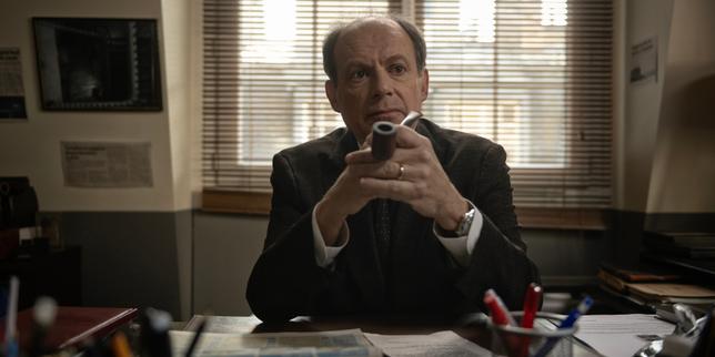 Dans « Maigret et le mort amoureux », Denis Podalydès incarne un commissaire d’une singulière discrétion