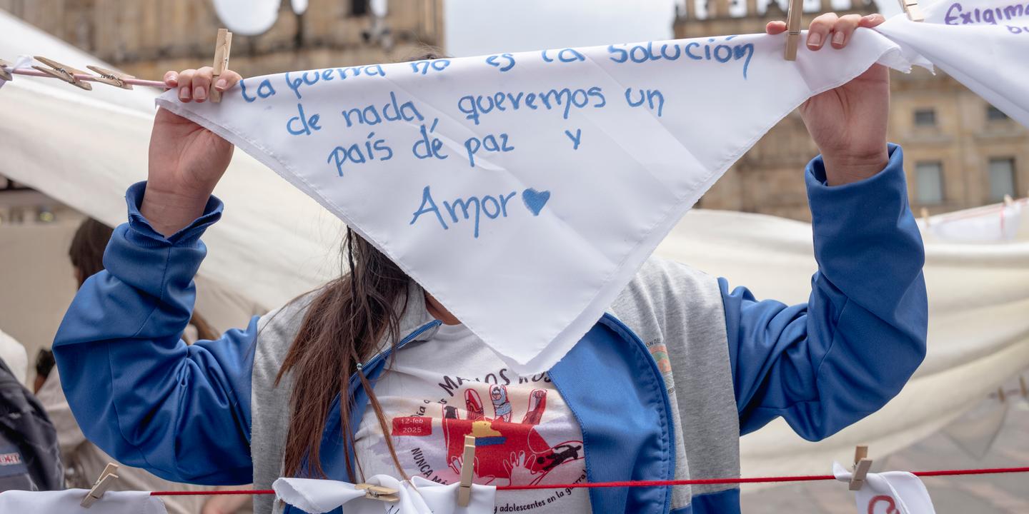 Sol, 17 ans, ex-enfant soldat en Colombie, témoigne contre le recrutement des mineurs