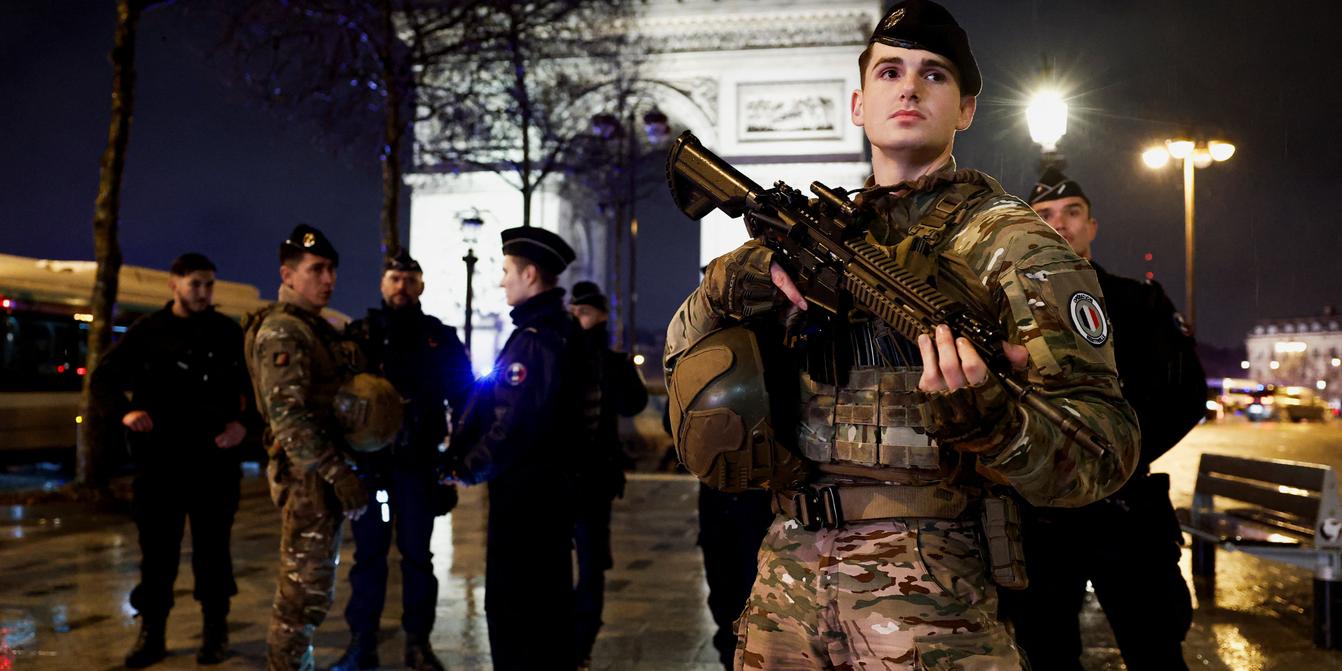 L’attaque au couteau de l’Arc de Triomphe illustre la difficulté du suivi des radicalisés sortis de détention Kép