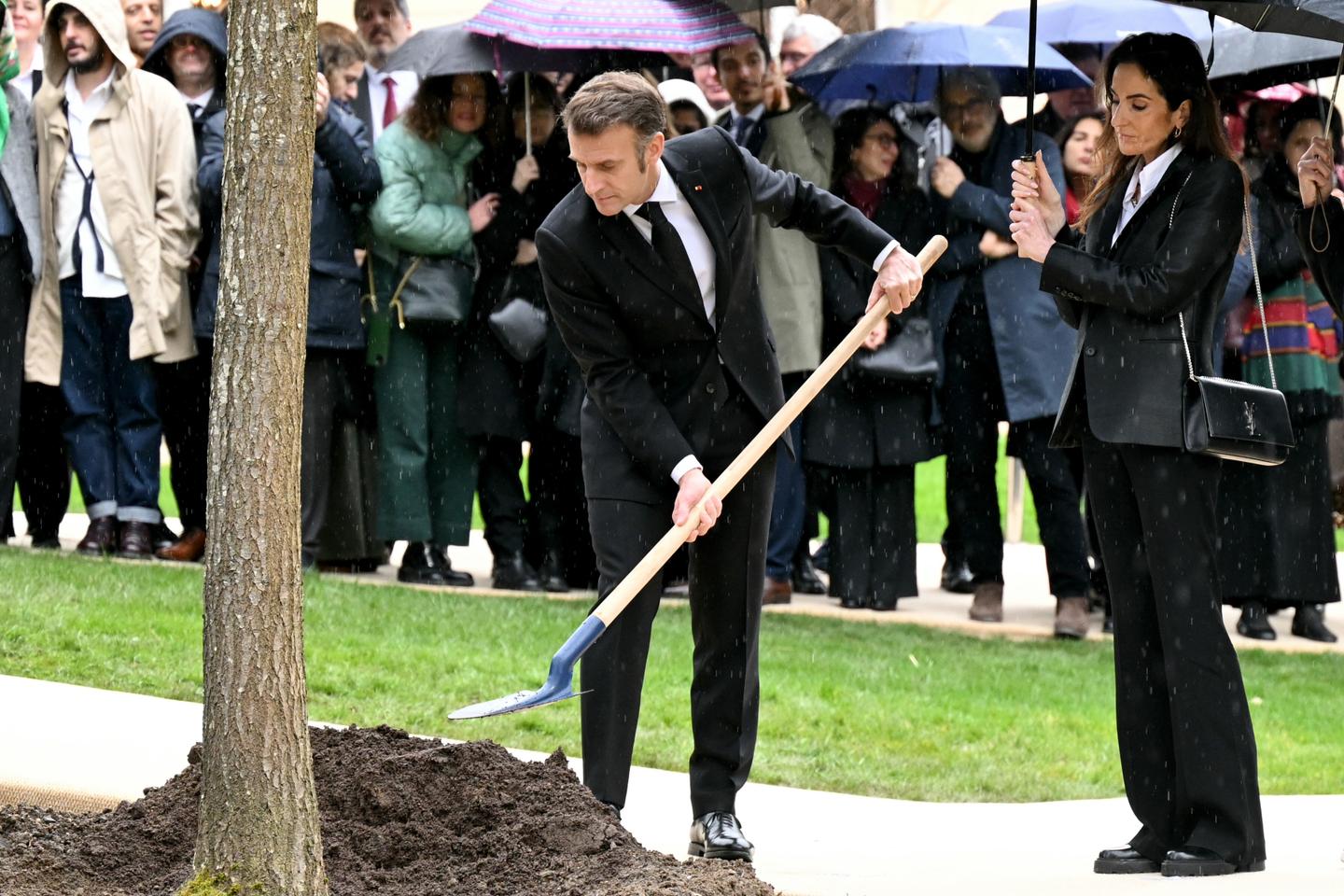 Emmanuel Macron propose une « peine d’inéligibilité » pour les élus coupables d’« actes et de propos antisémites et racistes »