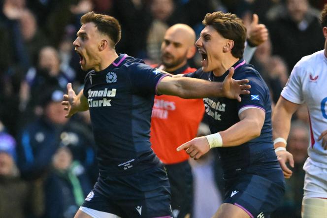 Le demi de mêlée écossais Ben White (à gauche) a inscrit un essai lors de la victoire du XV du Chardon face à l’Angleterre, samedi 14 février 2026, dans le cadre du Tournoi des six nations.