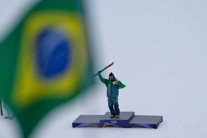 Le Brésilien Lucas Pinheiro Braathen, après sa victoire sur le slalom géant des Jeux olympiques d’hiver de Milan-Cortina, à Bormio (Italie), le samedi 14 février 2026.