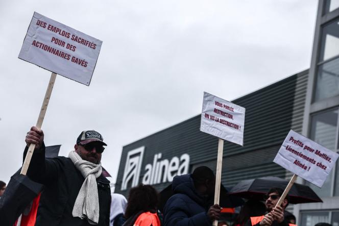 Des employés d’Alinea, à Aubagne, le 14&nbsp;février 2026.