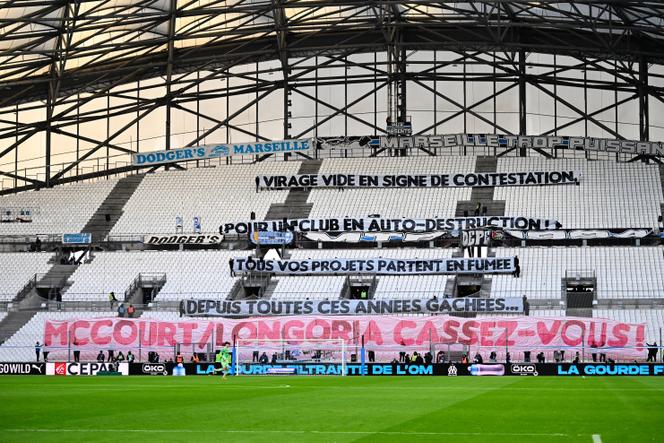 Les banderoles des supporteurs marseillais déployées au stade Vélodrome pendant le match de Ligue 1&nbsp;entre l’OM et Strasbourg, le 14&nbsp;février 2026.