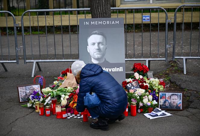 Un mémorial en hommage à Alexei Navalny, devant l’ambassade de Russie à Bucarest (Roumanie), le 18&nbsp;février 2024. 