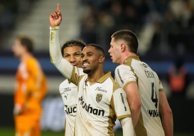 Wesley Saïd célèbre son doublé inscrit avec le RC Lens lors du match de Ligue 1 au stade Jean-Bouin contre le Paris FC, le 14 février 2026.